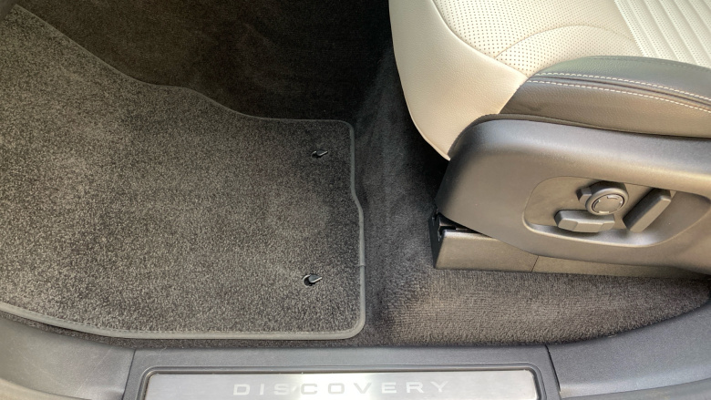 Land Rover Discovery 3.0 D300 Dynamic SE 5dr Auto Diesel Station Wagon